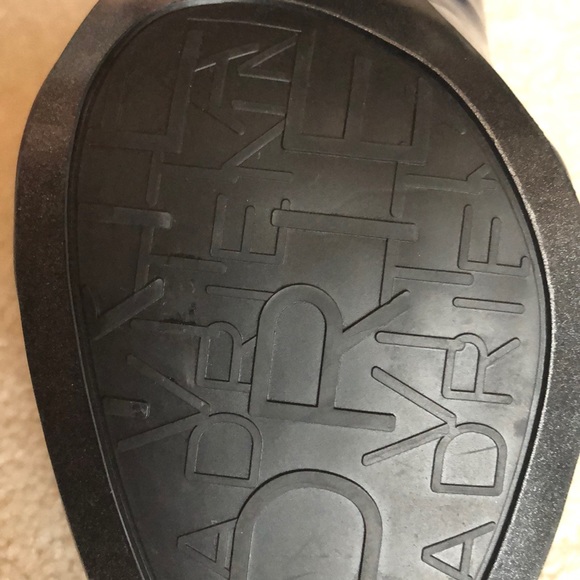 4” Navy heels - Adrienne Vittadini SZ: 9.5 - Picture 3 of 8